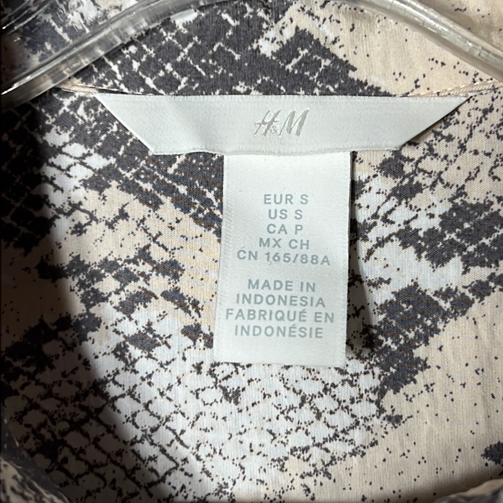 H&M Snake Print Long Button Front Tie Front Top S… - image 8